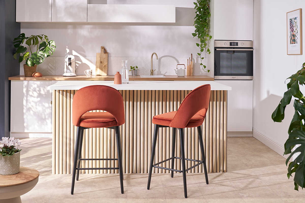 Design-Barhocker aus schwarzem Samt und Metall H69 cm BELLEROSE