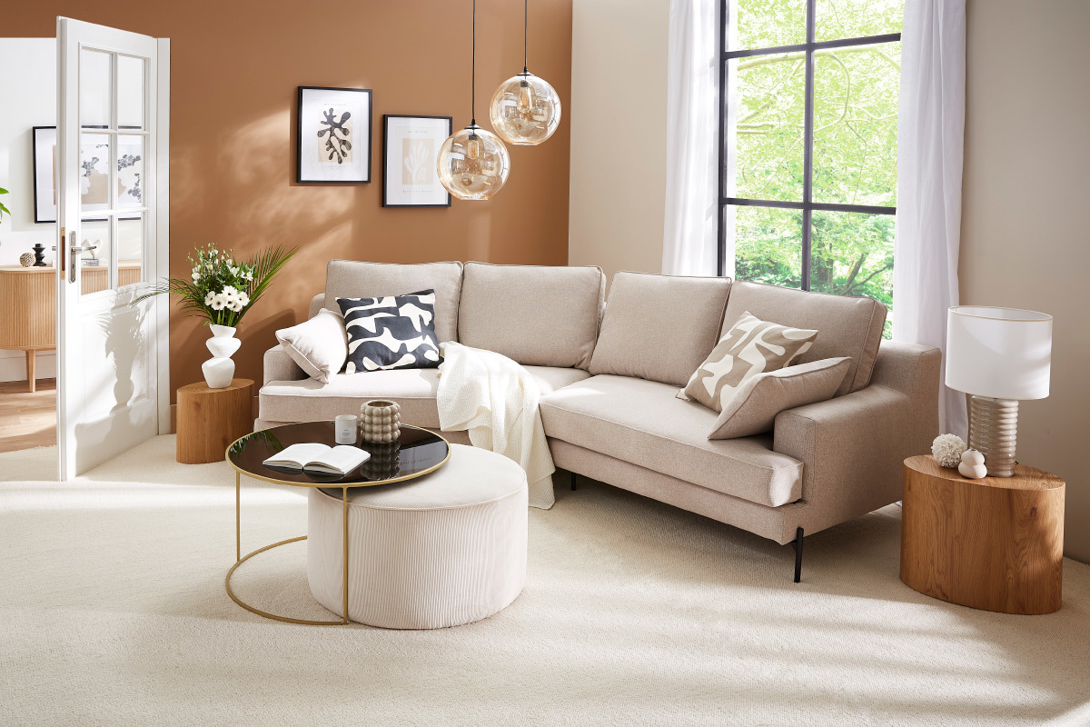 Ecksofa 5-Sitzer beige mit schwarzen Metallfen PUCHKINE