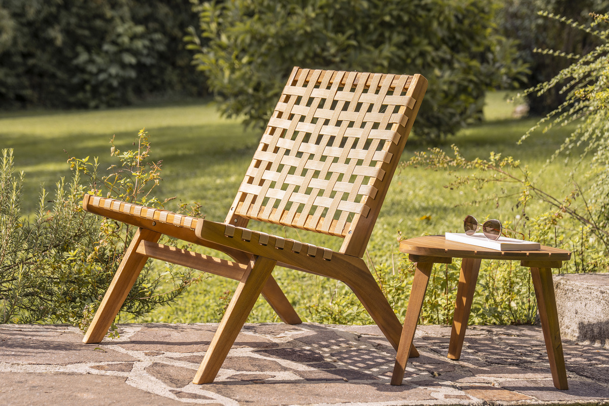 Lounge-Gartensessel aus Massivholz und geflochtenen Elementen in Beige LUCEA